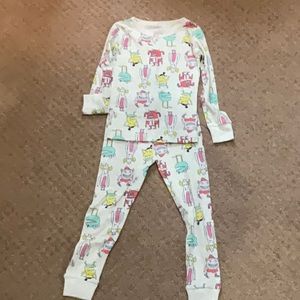 CARTER’S 2 PIECE PAJAMA SET IN SIZE 4. UNISEX